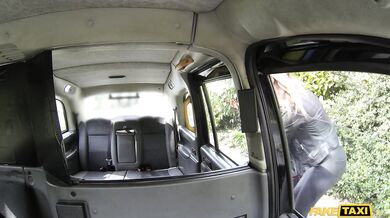 Lara Later vylíže taxikáři zadek před ošukáním
