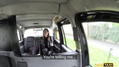 Lara Later vylíže taxikáři zadek před ošukáním