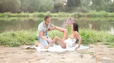 Šukání u jezera s nadrženou tmavovláskou Viktoria Sweet