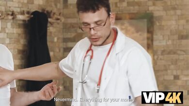 Doktor ojede těhotnou prsatou pacientku