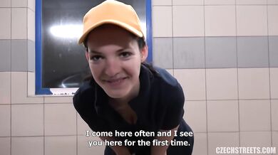 Brigádnice šuká v myčce aut za rychlý prachy