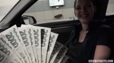 Brigádnice šuká v myčce aut za rychlý prachy