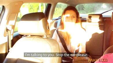 Pořádně ošukaná taxikářem v jeho autě na dlouhém videu