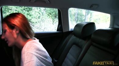 Pořádně ošukaná taxikářem v jeho autě na dlouhém videu