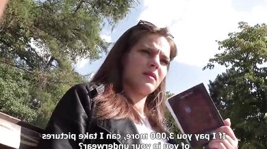 Hluboké hrdlo a tvrdé šukání za prachy na veřejnosti se štíhlou brunetkou