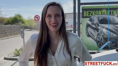 Blondýnky Stacy Cruz si užívá sexíček v lese