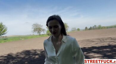 Blondýnky Stacy Cruz si užívá sexíček v lese