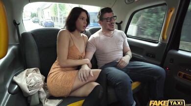 Brunetka Denis Marti ošukaná v taxíku