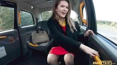 Teenka Una Fairy análně ošukaná tvrdým ptákem