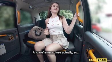 Teenka Una Fairy análně ošukaná tvrdým ptákem